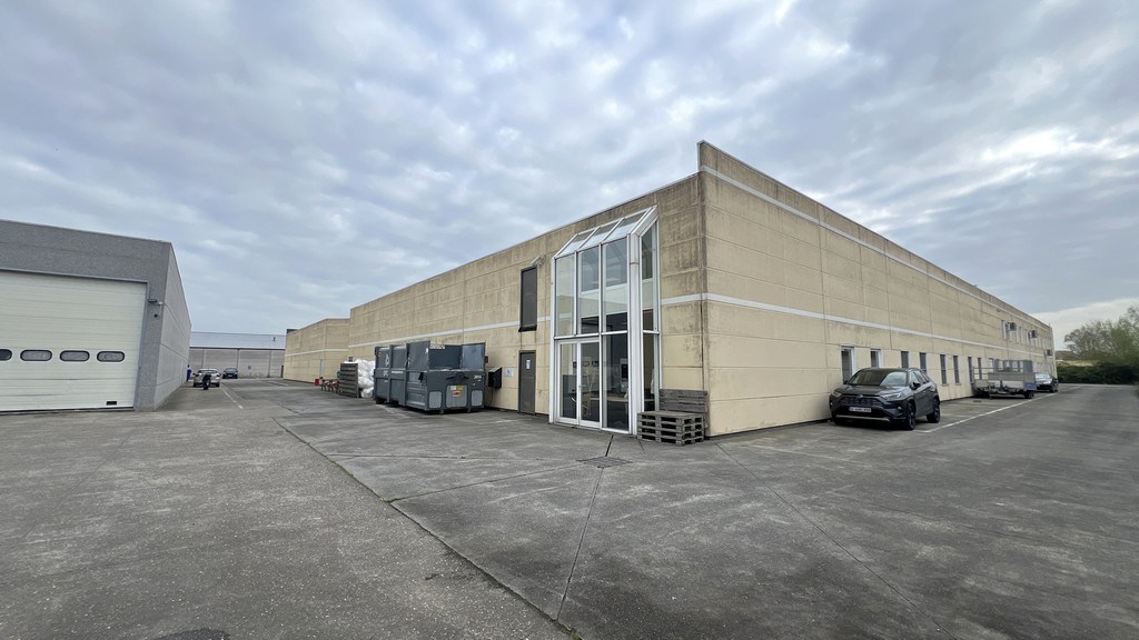Magazijnen met kantoren te huur in Industriepark Drongen