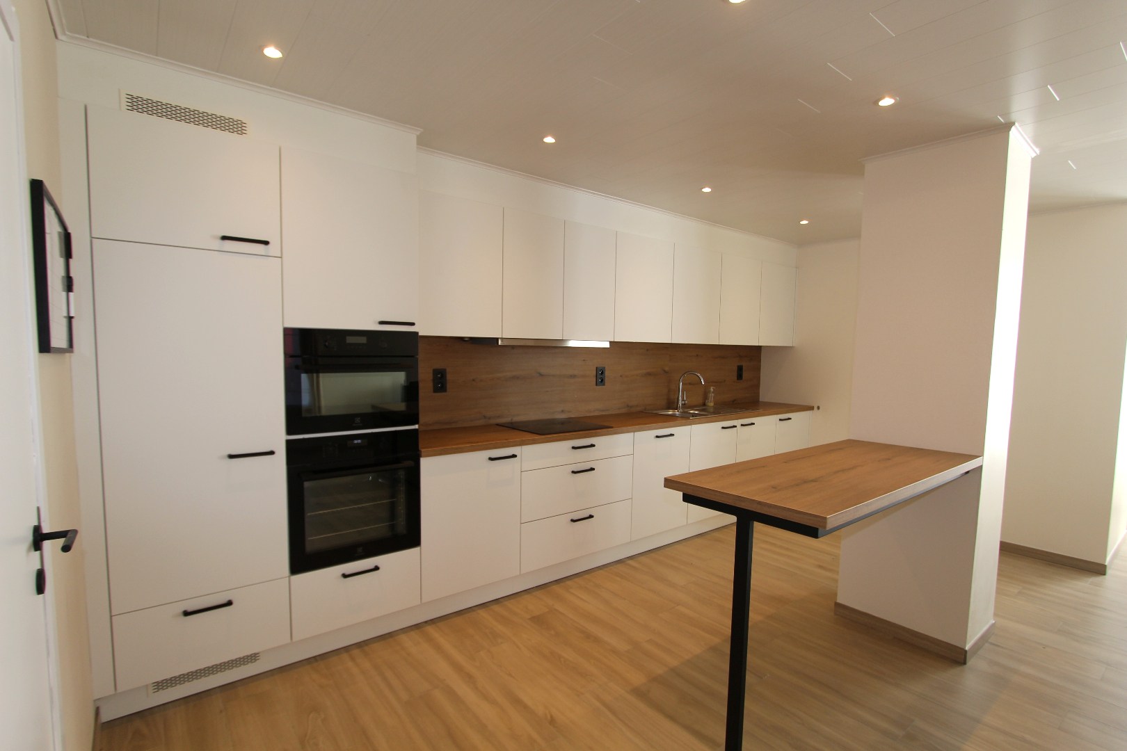 GELIJKVLOERS APPARTEMENT - VOLLEDIG VERNIEUWD 