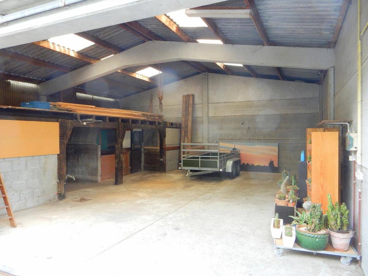 Alleenstaande woning met loods 