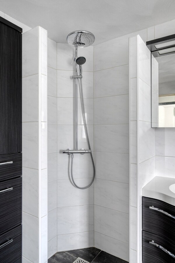 Volledig gerenoveerde woning met garage en carport gelegen aan de Beukenlaan 13 te Reusel. 