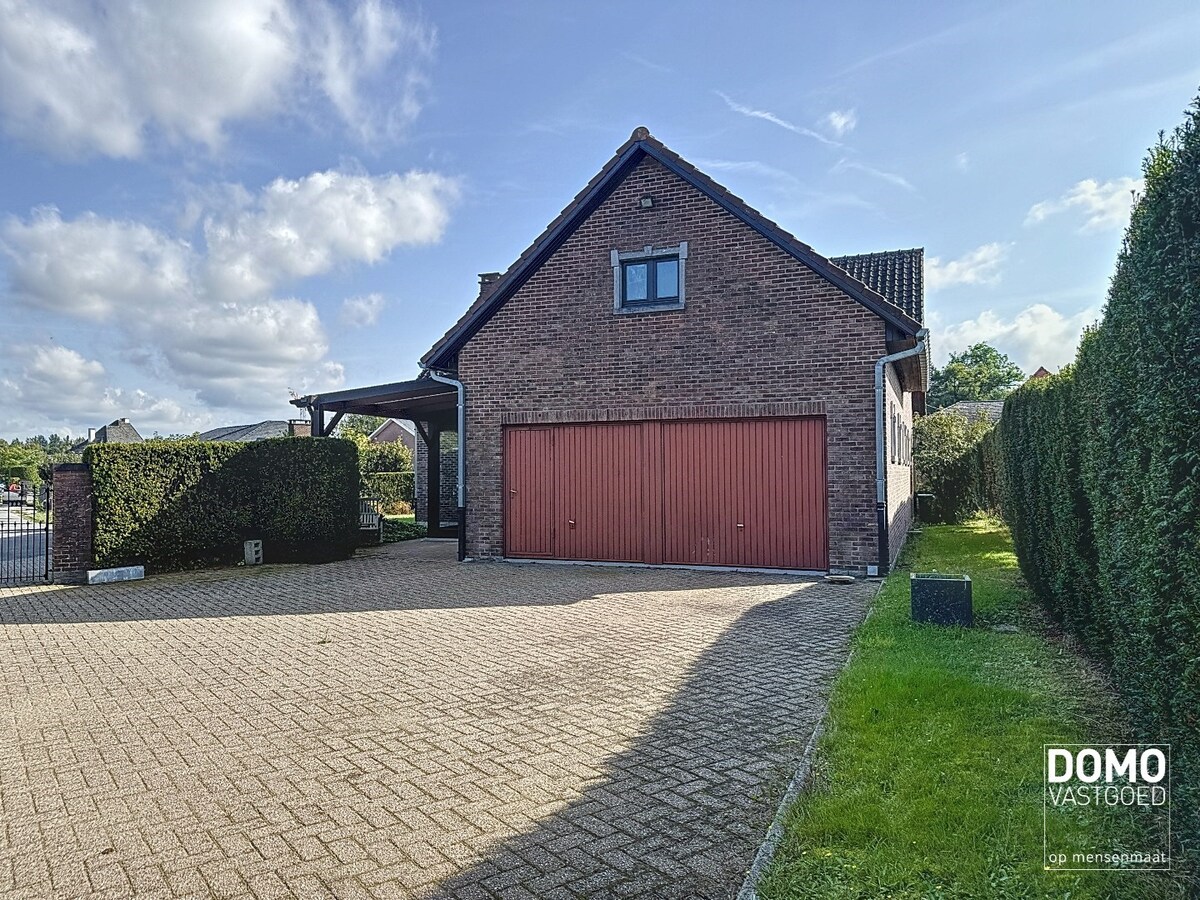 Ruime open bebouwing woning met afgesloten tuin te Kermt. 