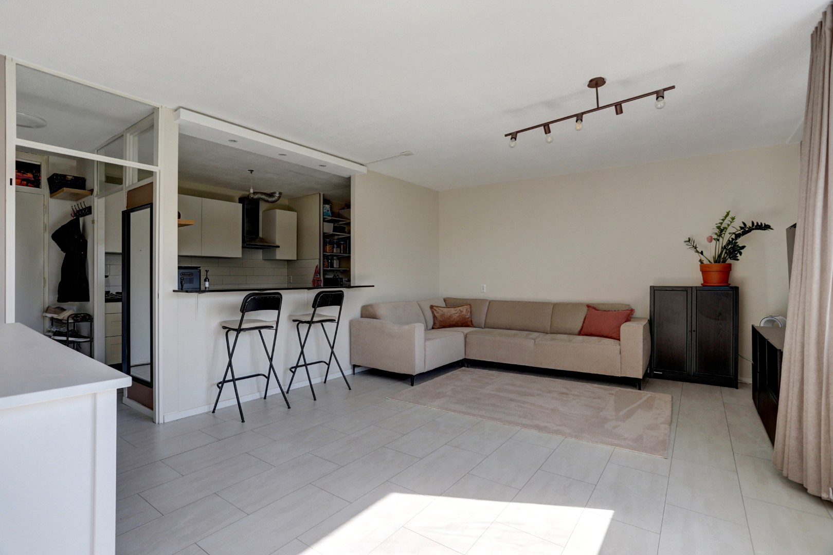 Zonder klussen te betrekken dit 2-kamer appartement op de 4e verdieping met zonnig balkon, moderne badkamer, 1 slaapkamer en berging in de onderbouw! 