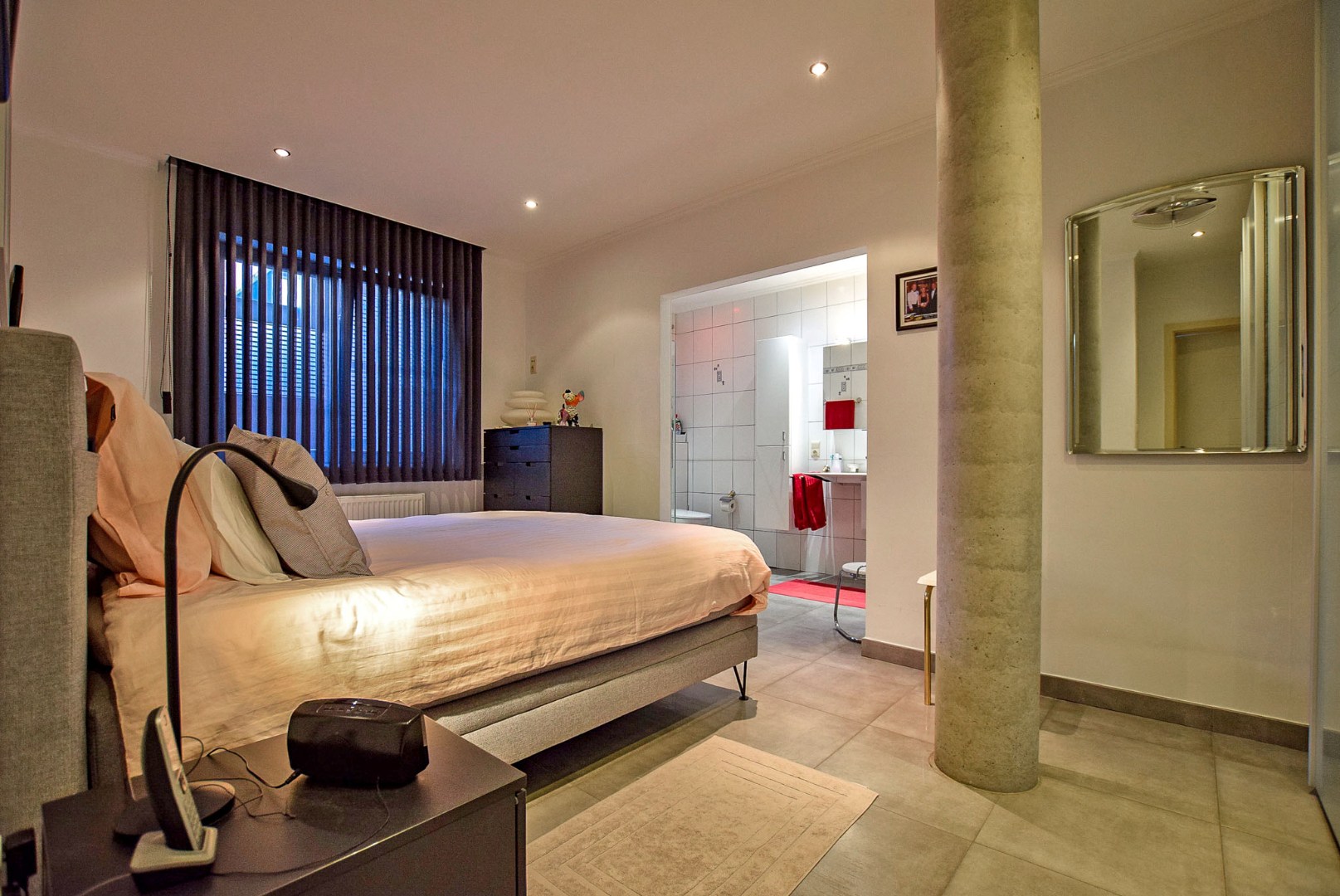 Prachtig onderhouden gelijkvloersappartement van maar liefst 175m² gelegen op 50m van het strand te Sint-Idesbald. 