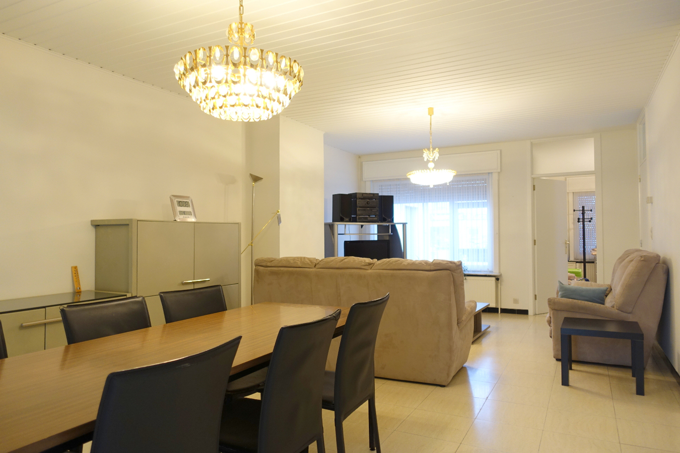 Ruime halfopen bungalow met zongerichte tuin 