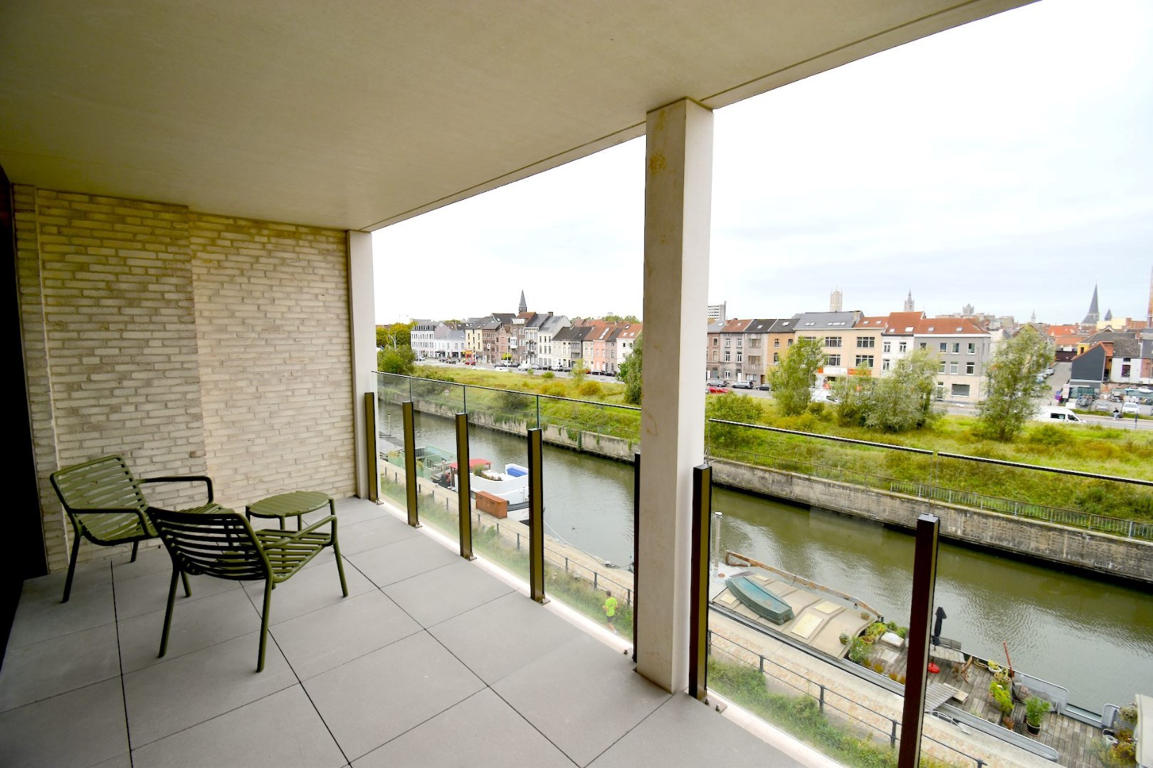 Volledig Ingericht 2 slaapkamerapp. met terras en staanplaats 