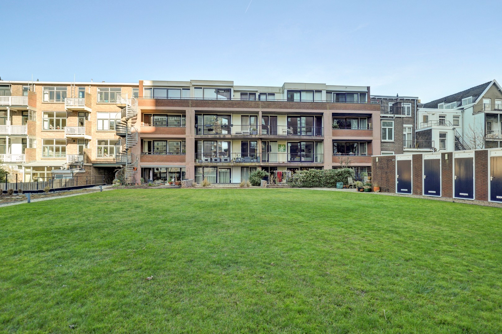 Luxe uitgevoerde 2- (voorheen 3) kamer appartement op de 3e etage met fraaie keuken, badkamer, balkon met uitzicht en gelegen op eigen grond. 