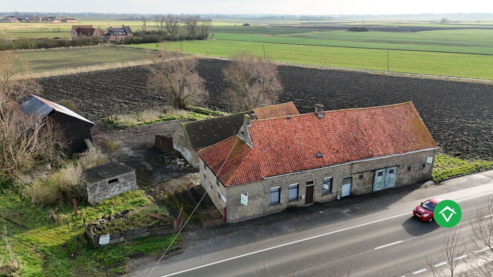 Te herbouwen of te slopen hoeve op ruim perceel in landelijke omgeving 