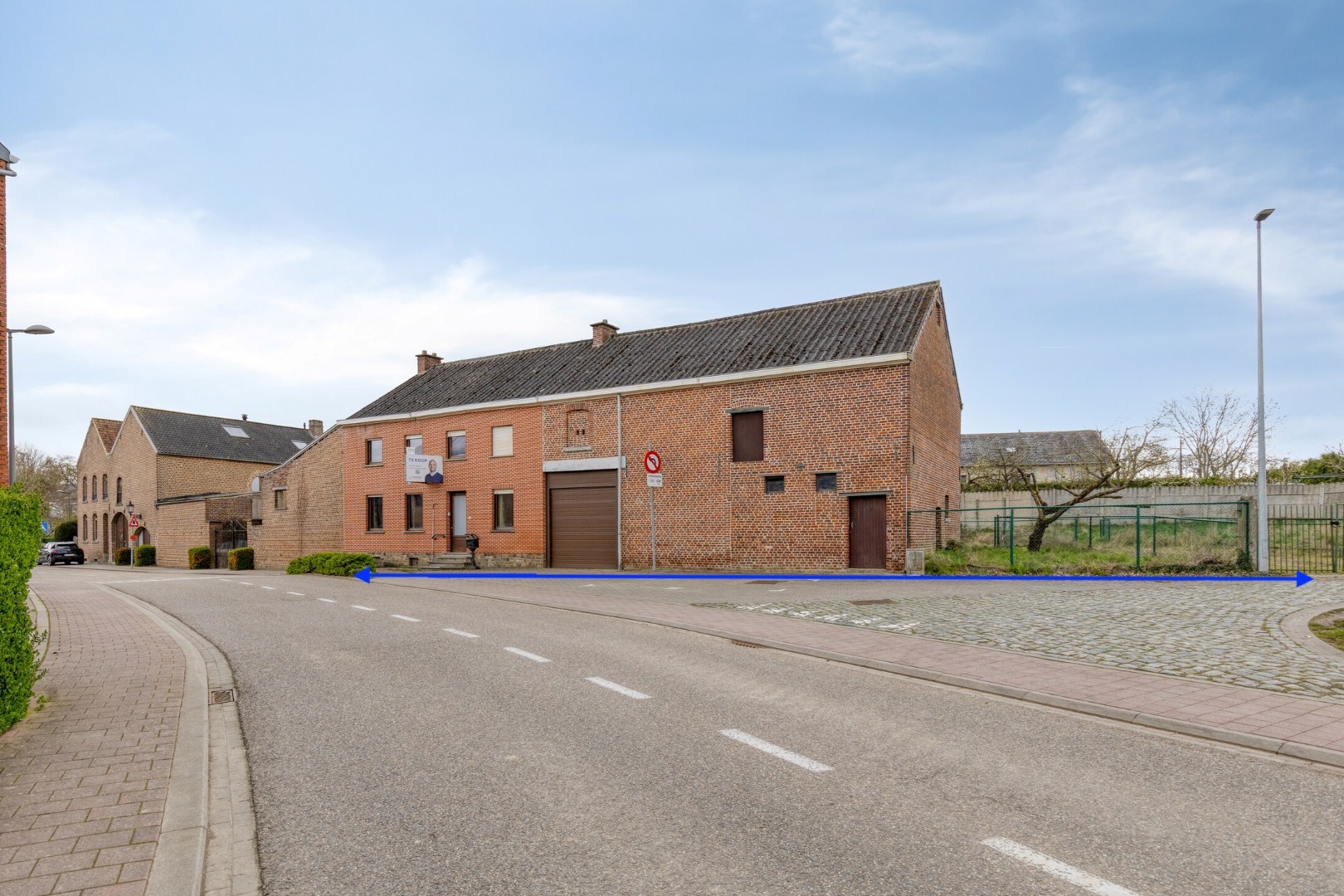 Mogelijkheid te splitsen in 2 woningen - Half open bebouwing (hoeve) met 5 slaapkamers, tuin, terras en zeer ruime garage in Oorbeek (Tienen)! – EPC 730 kWh/m² - bewoonbare opp. 195 m² 