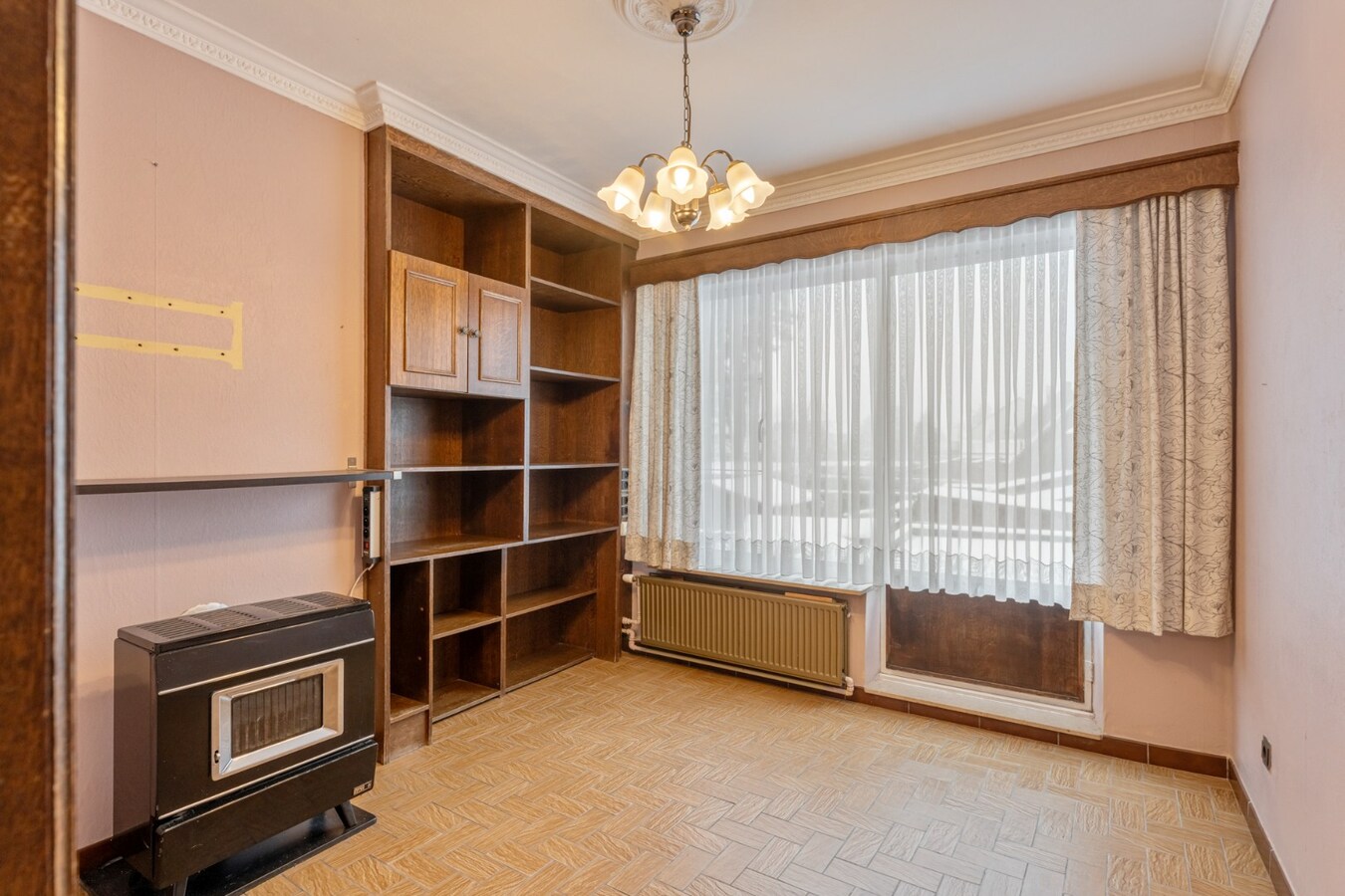 Centraal gelegen gebouw bestaande uit een handelspand op het gelijkvloers en een bovenliggend duplex-appartement! 