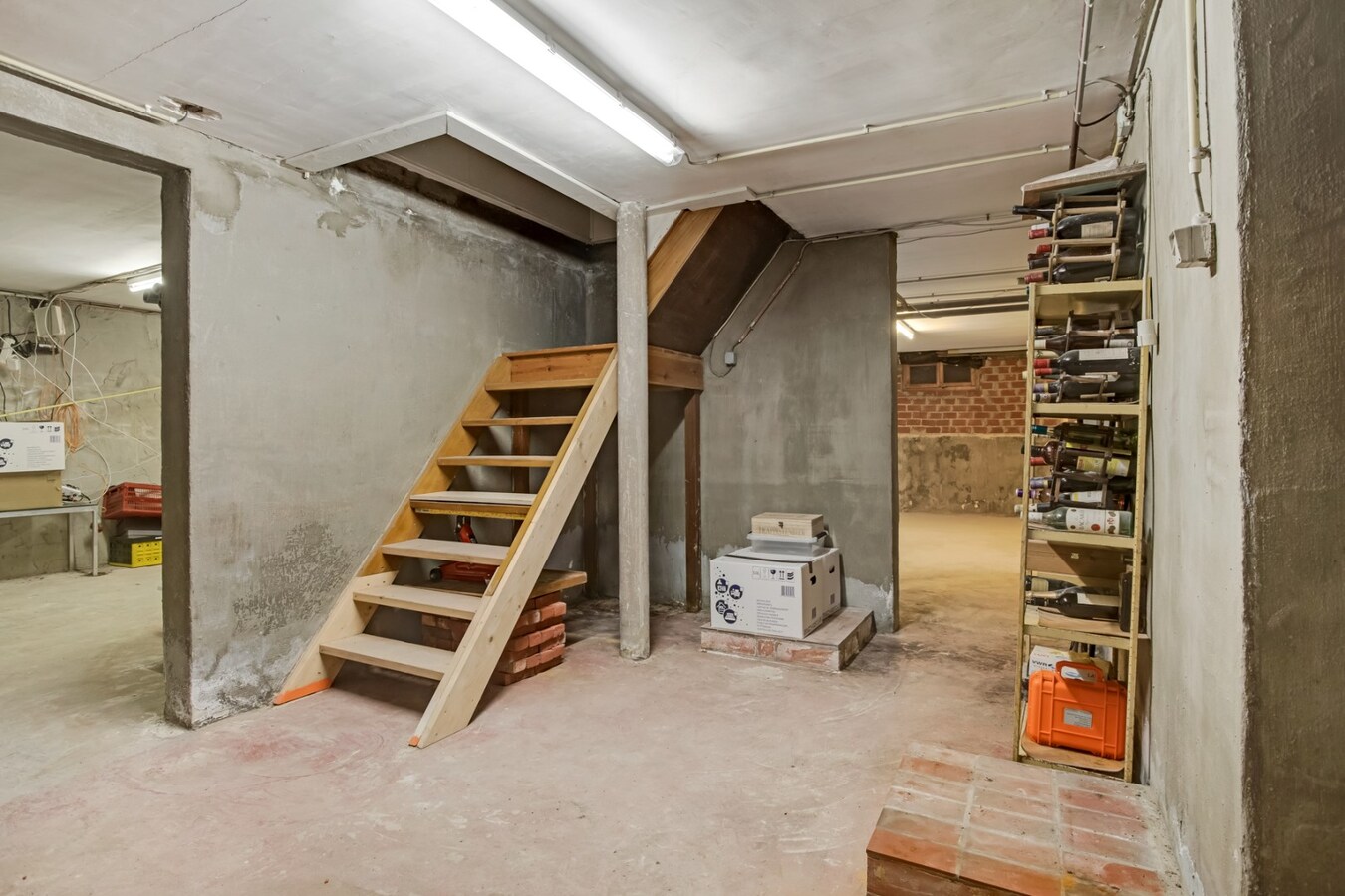 Vrijstaande woning met garage op ruim perceel in het centrum. 