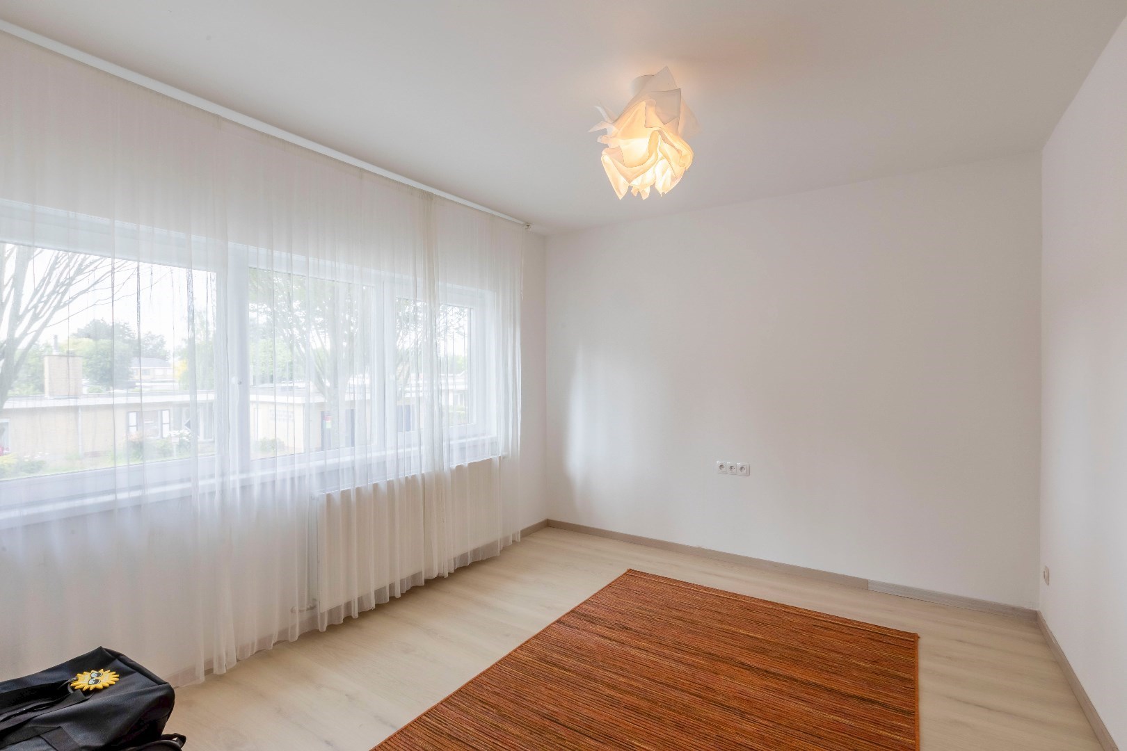 Gerenoveerde gezinswoning met 4 slpks en aangename tuin 