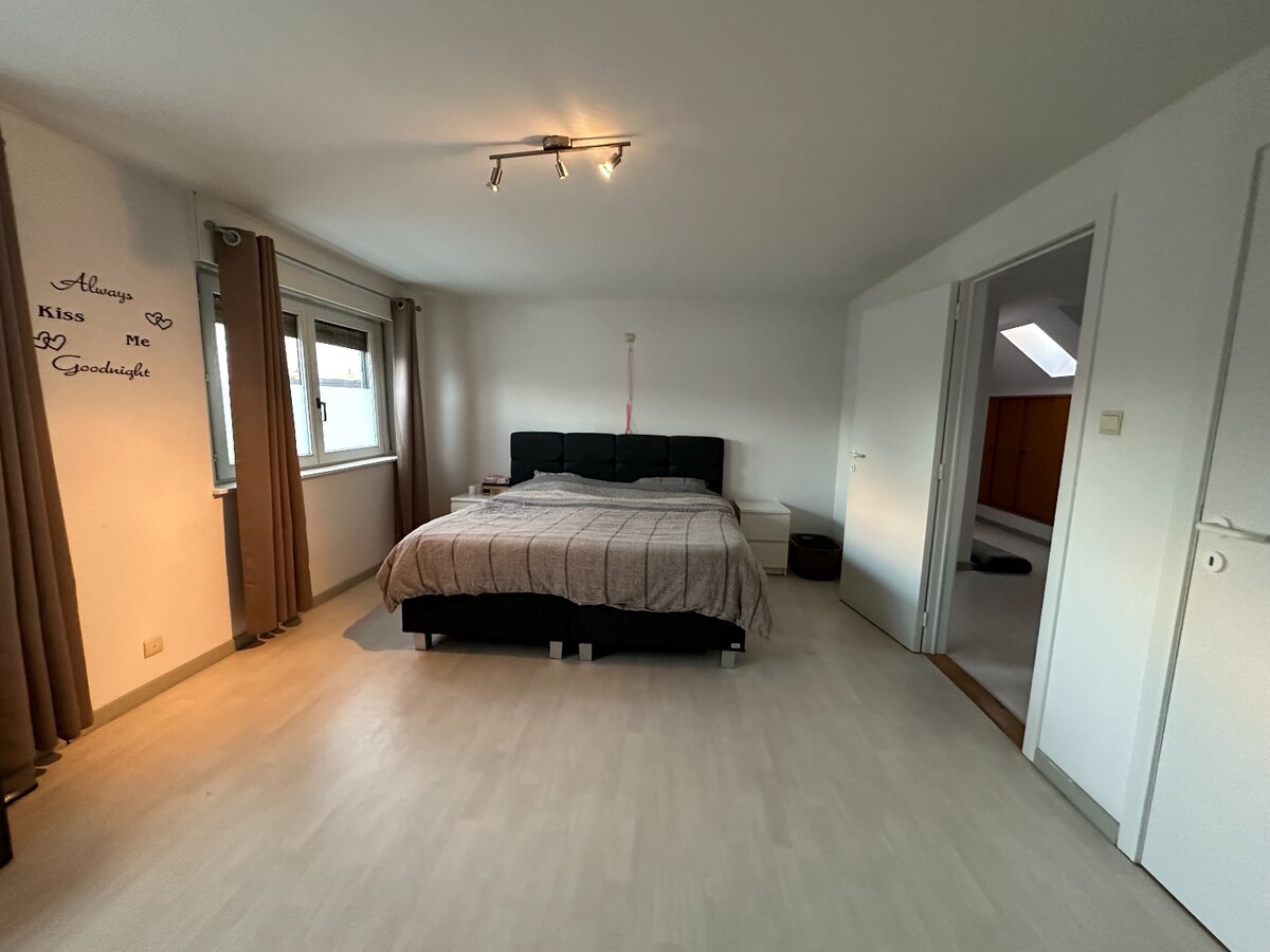 Volledig vernieuwde woning met dubbele garage 