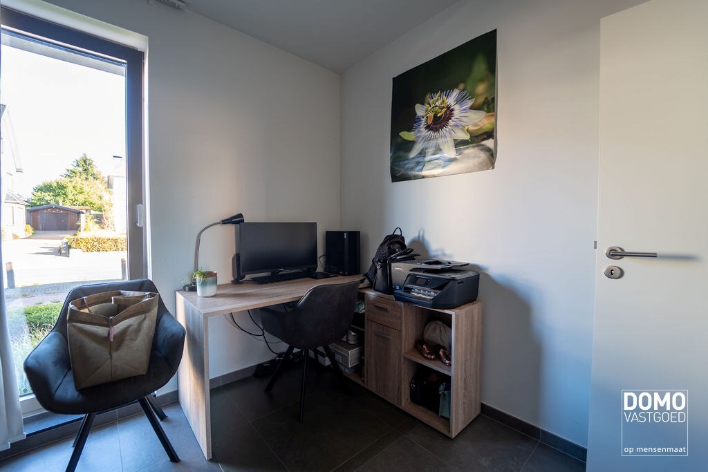 RUIM GELIJKVLOERS APPARTEMENT MET 2 SLAAPKAMERS, TERRAS EN PARKEERGELEGENHEID TE HASSELT (SINT-LAMBRECHTS-HERK) 