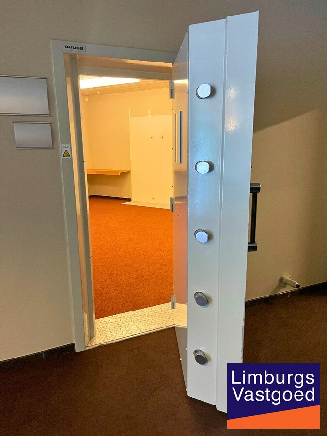 Handelsgelijkvloers 433m² met 3 parkings en kelder op commerciële topligging 