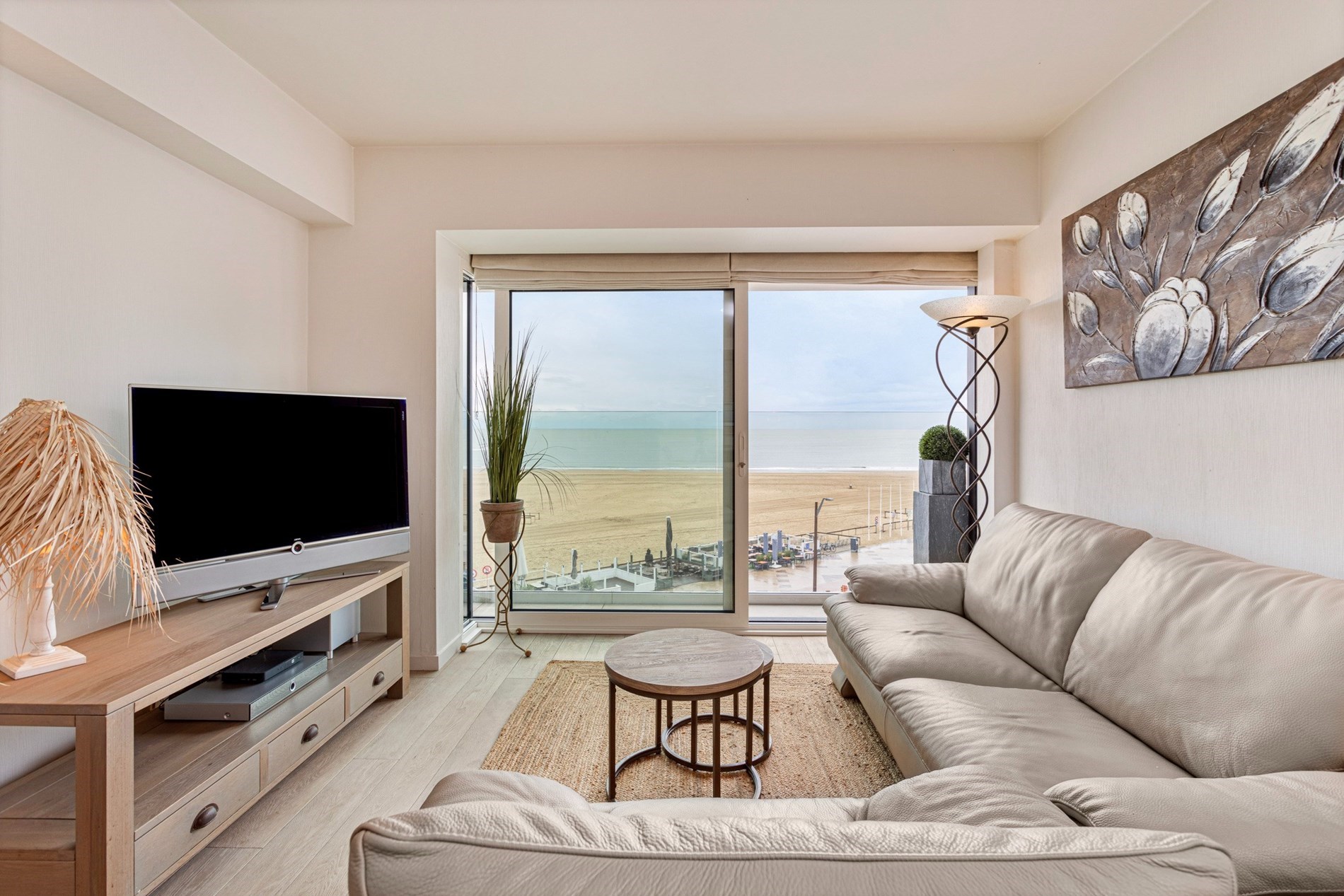 Appartement confortable d'une chambre avec vue frontale sur la mer, situé près de la place Rubens. 