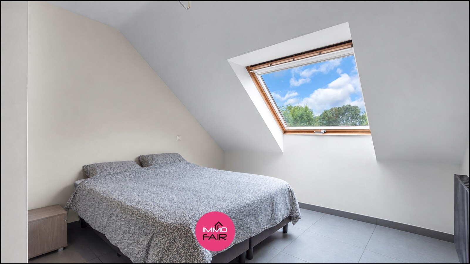 Ruim duplex appartement met privatief terras en garage in Hees 