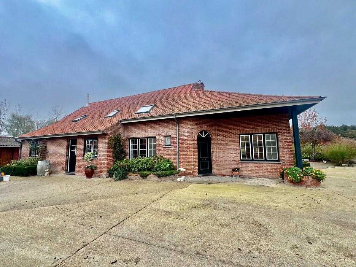 Landelijk gelegen woning, open bebouwing met prachtige tuin 