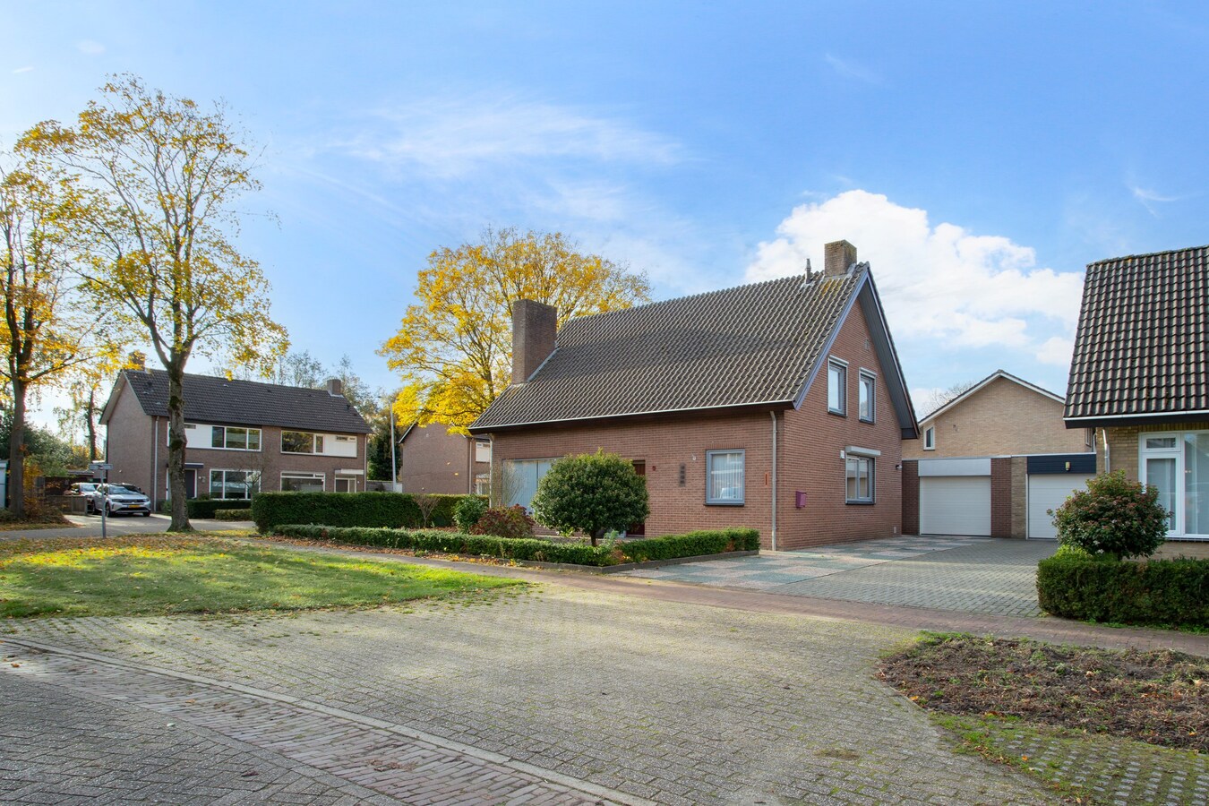 Degelijke vrijstaande woning met groot bijgebouw gelegen op een hoekperceel in Hooge Mierde. 