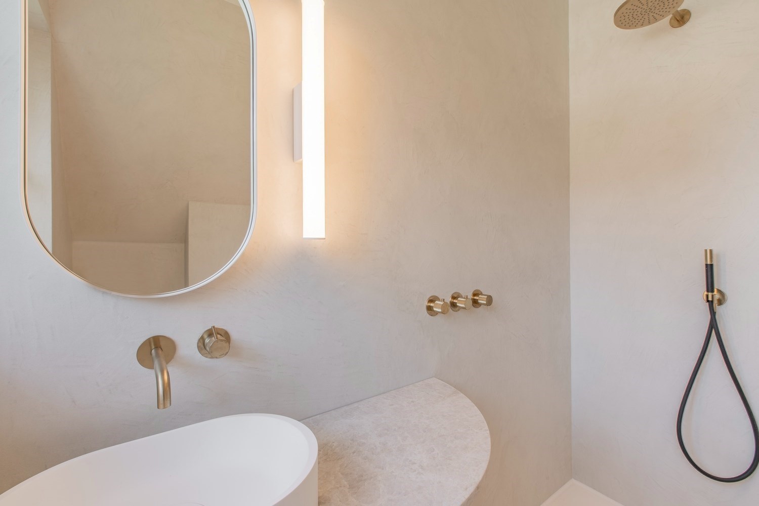 Lichtrijk penthouse appartement met aangename zonneterrassen op amper 50m wandelafstand van de Zeedijk-Albertstrand. 