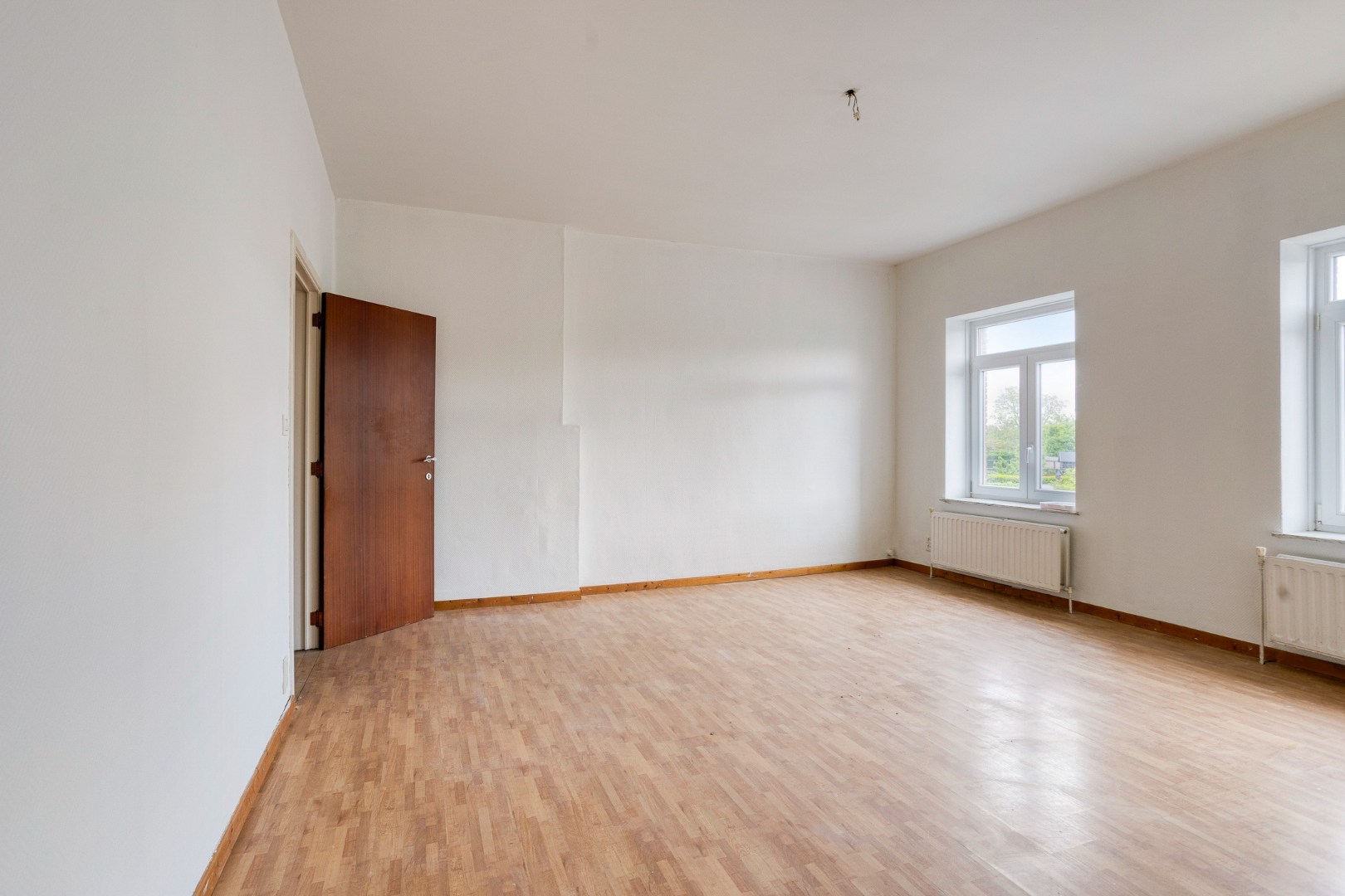 TE RENOVEREN WONING met 2 woonéénheden en tuin – 1640 SINT-GENESIUS-RODE 