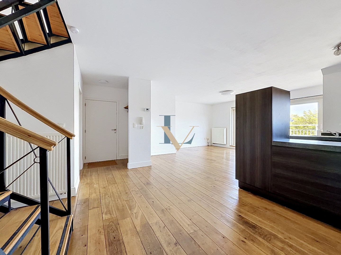 Instapklaar duplex appartement met 2 slpk. en 2 bdks. en mooi terras. 