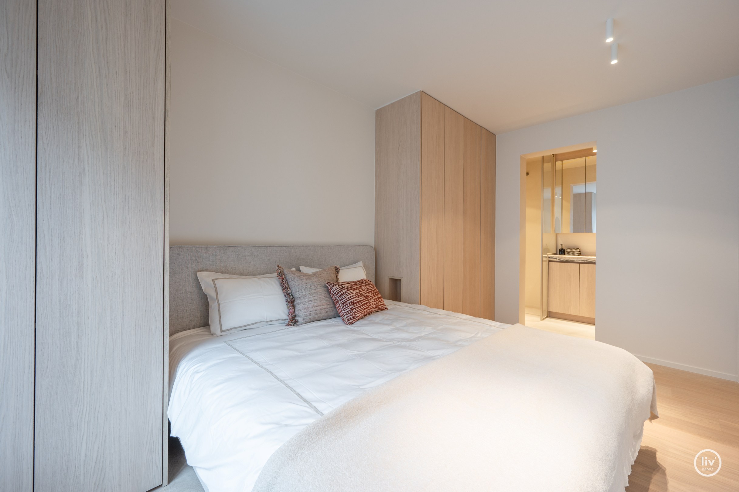 Gerenoveerd 3 slaapkamerappartement centraal gelegen vlakbij de LIppenslaan te Knokke. 