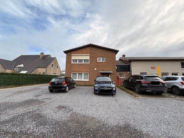 Instapklare gezinswoning met 3 slaapkamers en 2 parkeerplaatsen. 