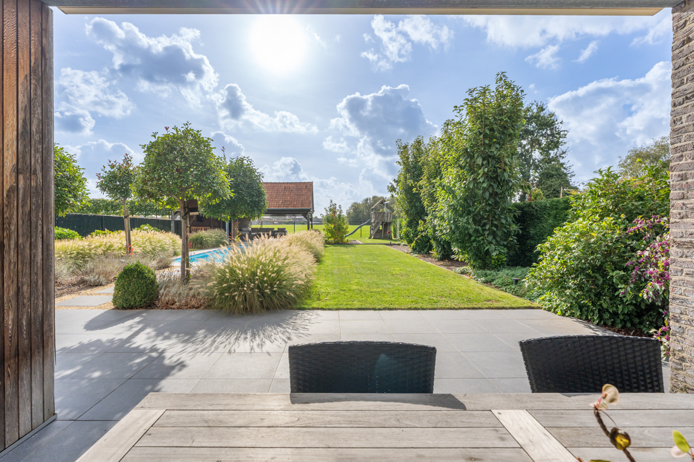 Stijlvolle villa in tijdloze pastorijstijl met zwembad en exclusieve tuinbeleving. 