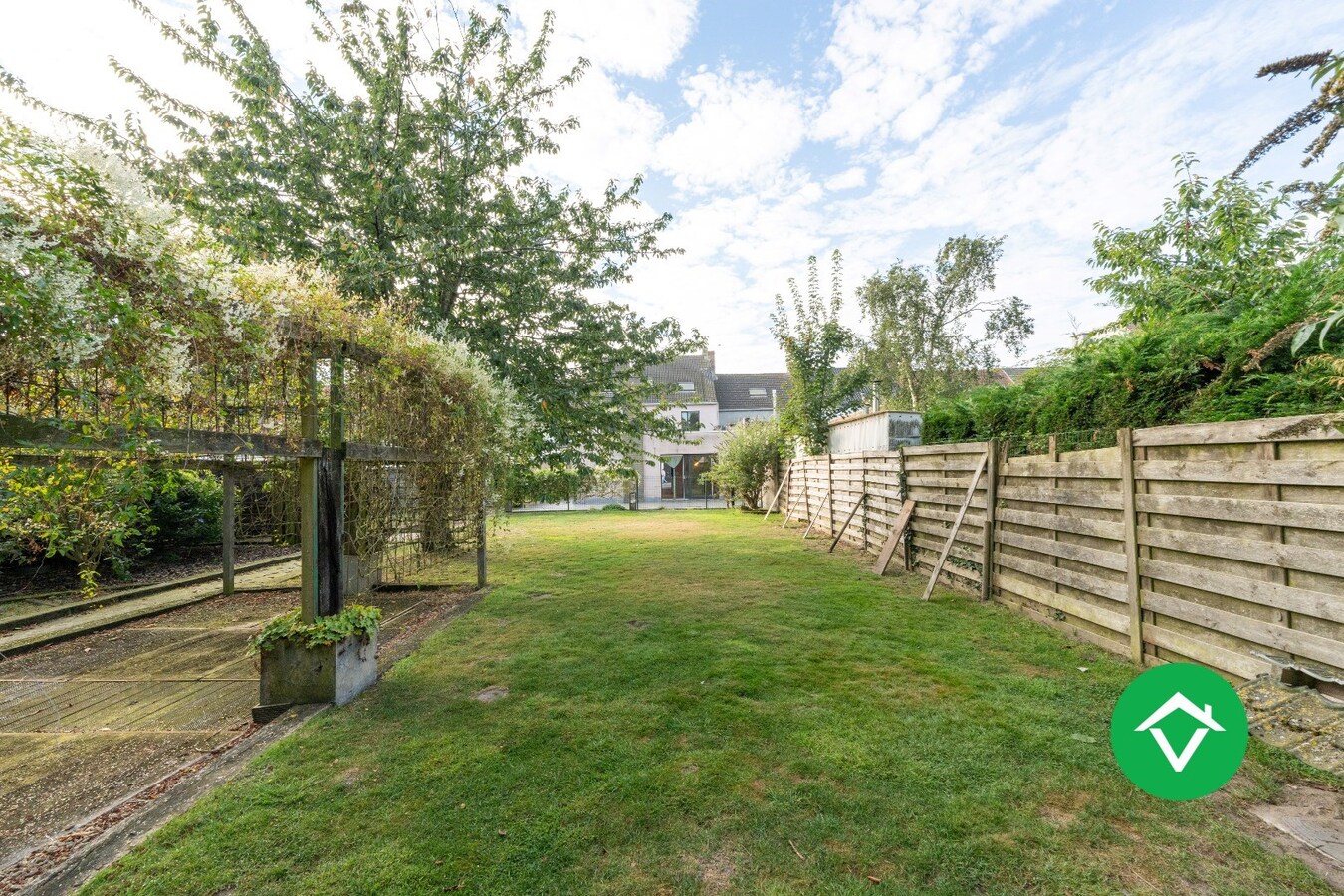 Woning met appartement te koop in het centrum van Eernegem 