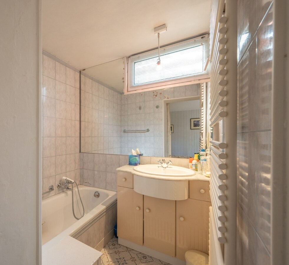 Villa in eclectische stijl met garage en staanplaatsen in het hart van Duinbergen 