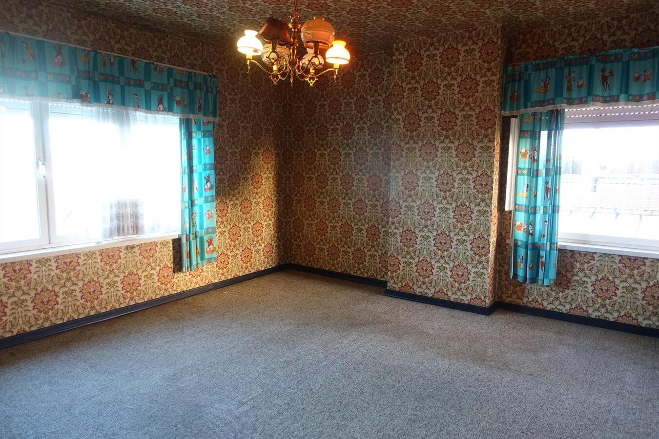 Degelijke halfopen woning met garage 