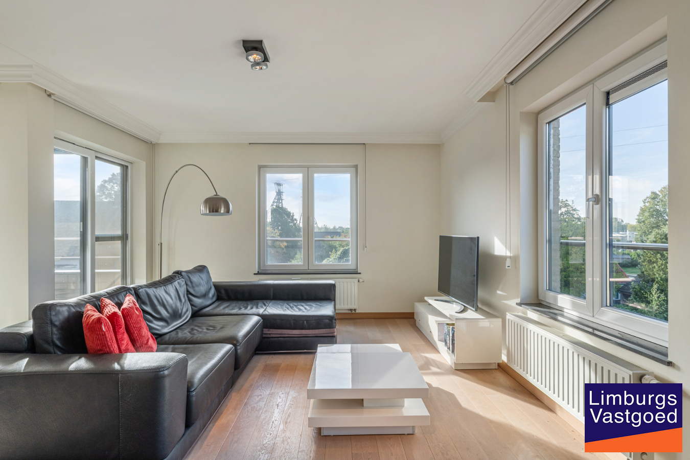 Exclusief penthouse met ruim terras, 2 slpk, extra brede autostaanplaats, centrum Houthalen 