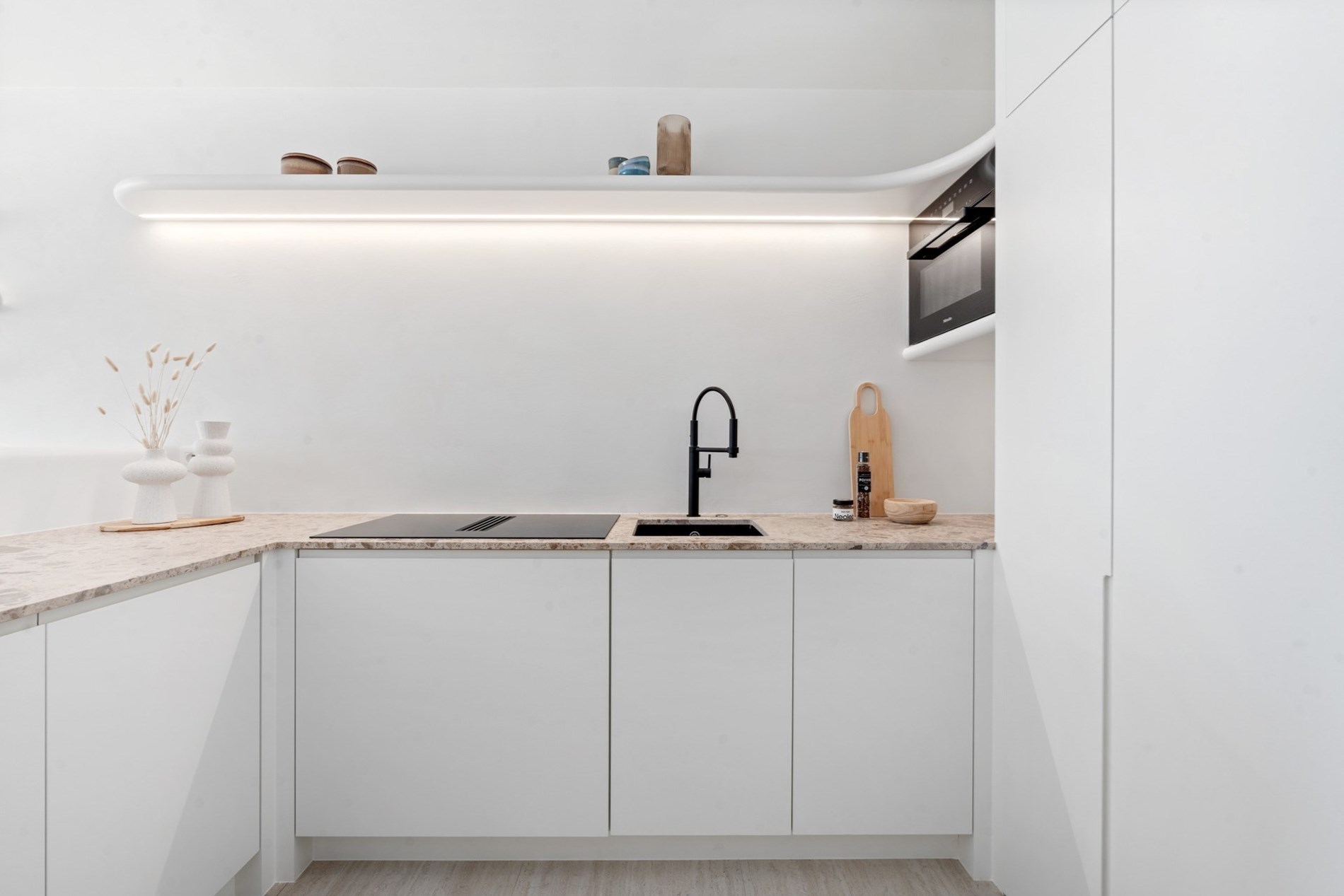 Integraal gerenoveerd appartement genietend van een panoramisch uitzicht op de zeedijk te Duinbergen! (mog tot aankoop van een garage) 