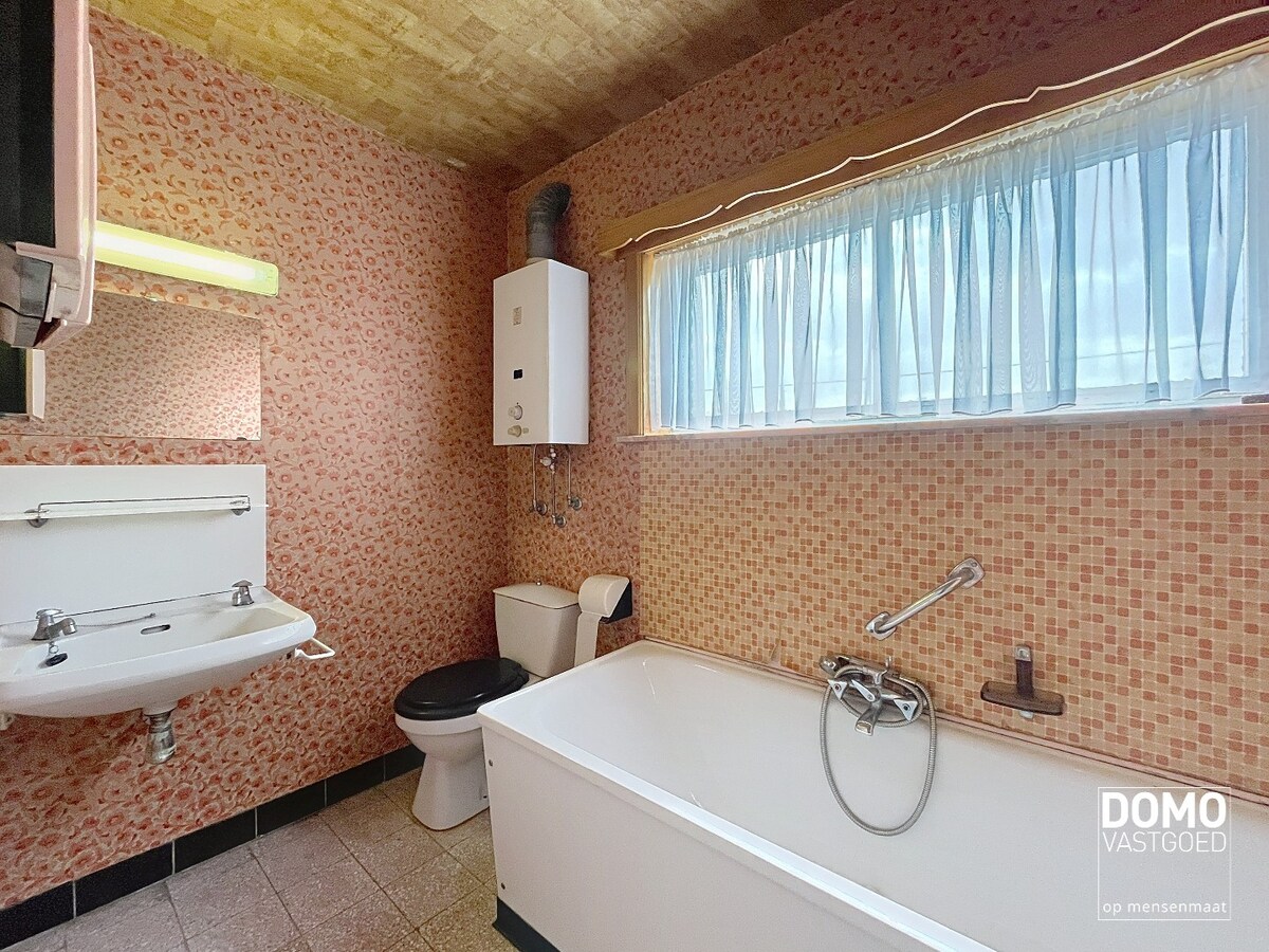 TE RENOVEREN WONING MET GARAGE, 3 SLAAPKAMERS EN GEZELLIGE TUIN OP EEN PERCEEL VAN 8A14CA 