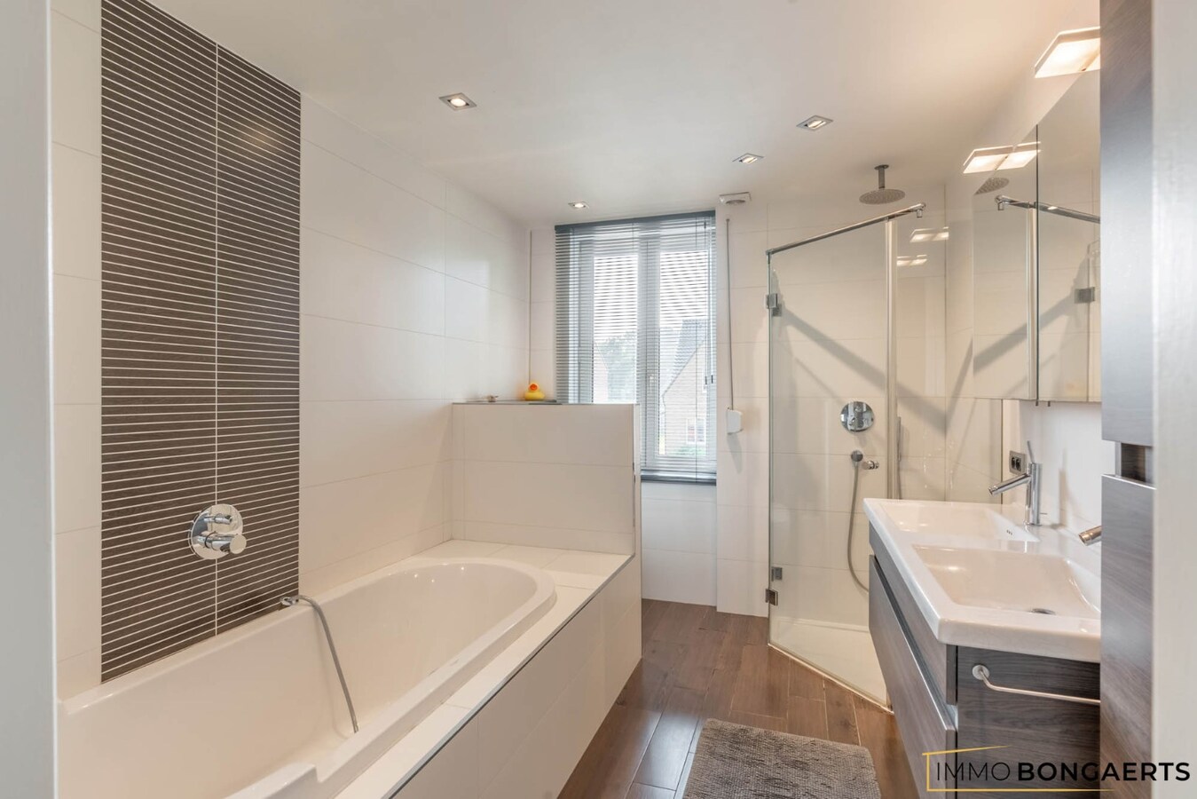 Ruime woning met garage, tuin en drie slaapkamers 