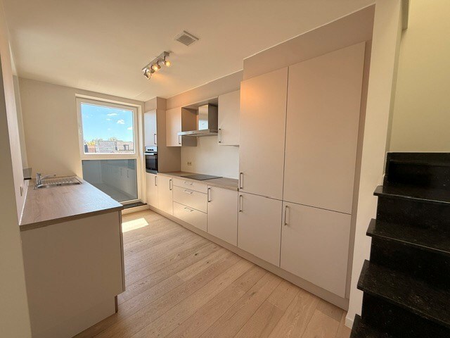 Luxe duplexappartement te huur in het hart van Maaseik, met lift, 2 slaapkamers en 2 terrassen. 