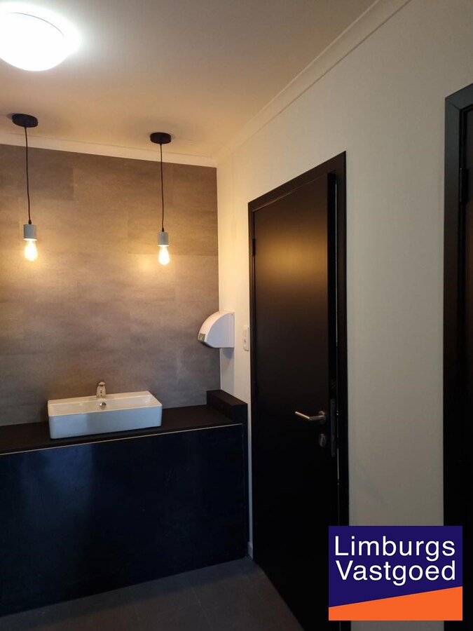 Terbeschikkingstelling van infrastructuur in vernieuwde kantoren met parking, v.a. 21 m², Genk-Noord 