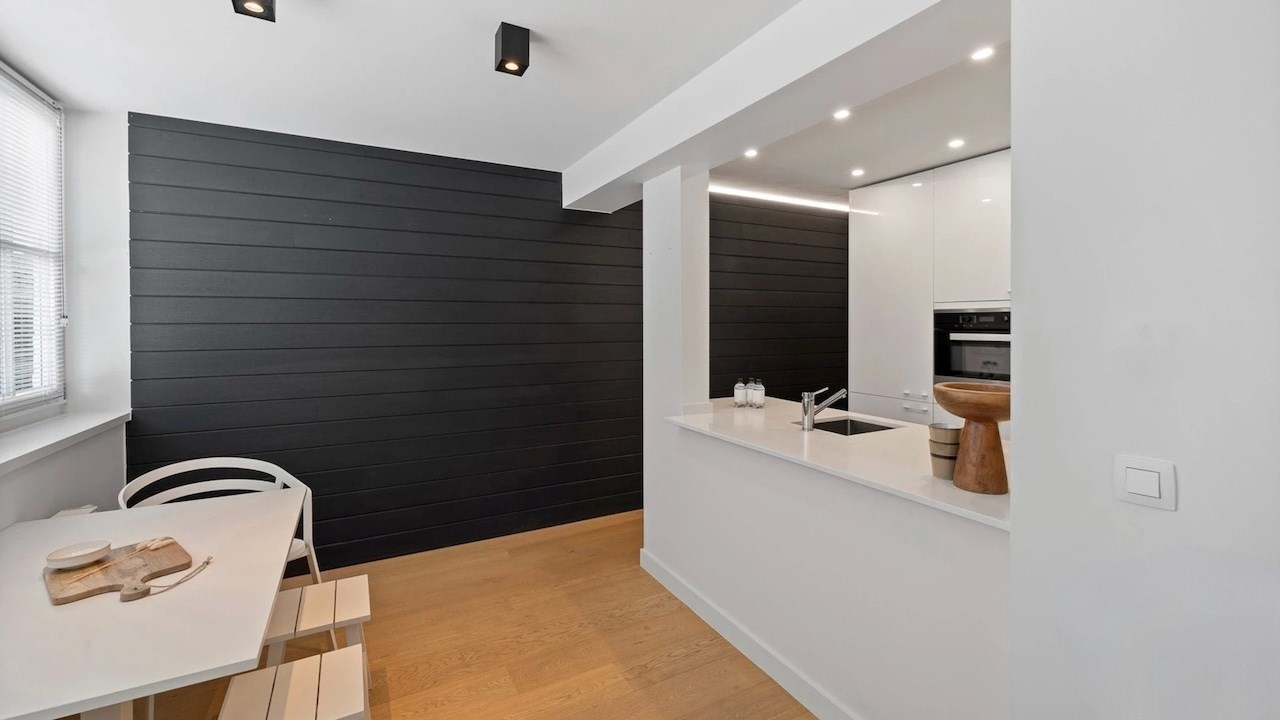 Gezellige villa in een paadje op een zeer centrale ligging, net naast het commerciële centrum van Knokke en op wandelafstand van de zee. 