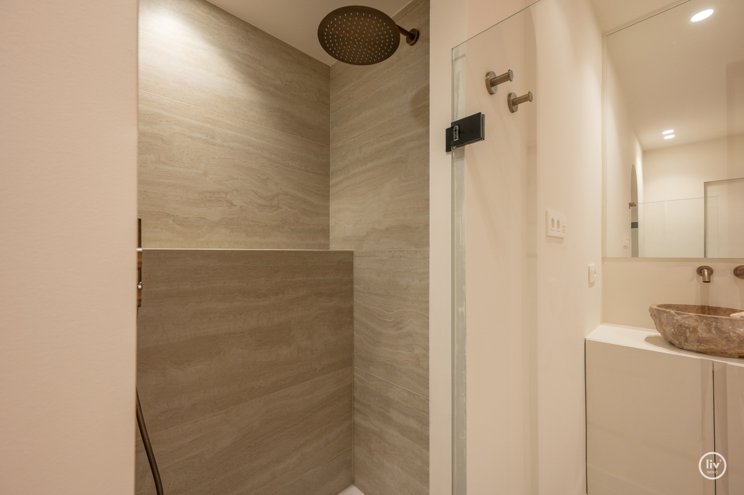 Luxueus volledig gerenoveerd 3 slaapkamer appartement te Lippenslaan gelegen op wandelafstand van het Albertstrand. 