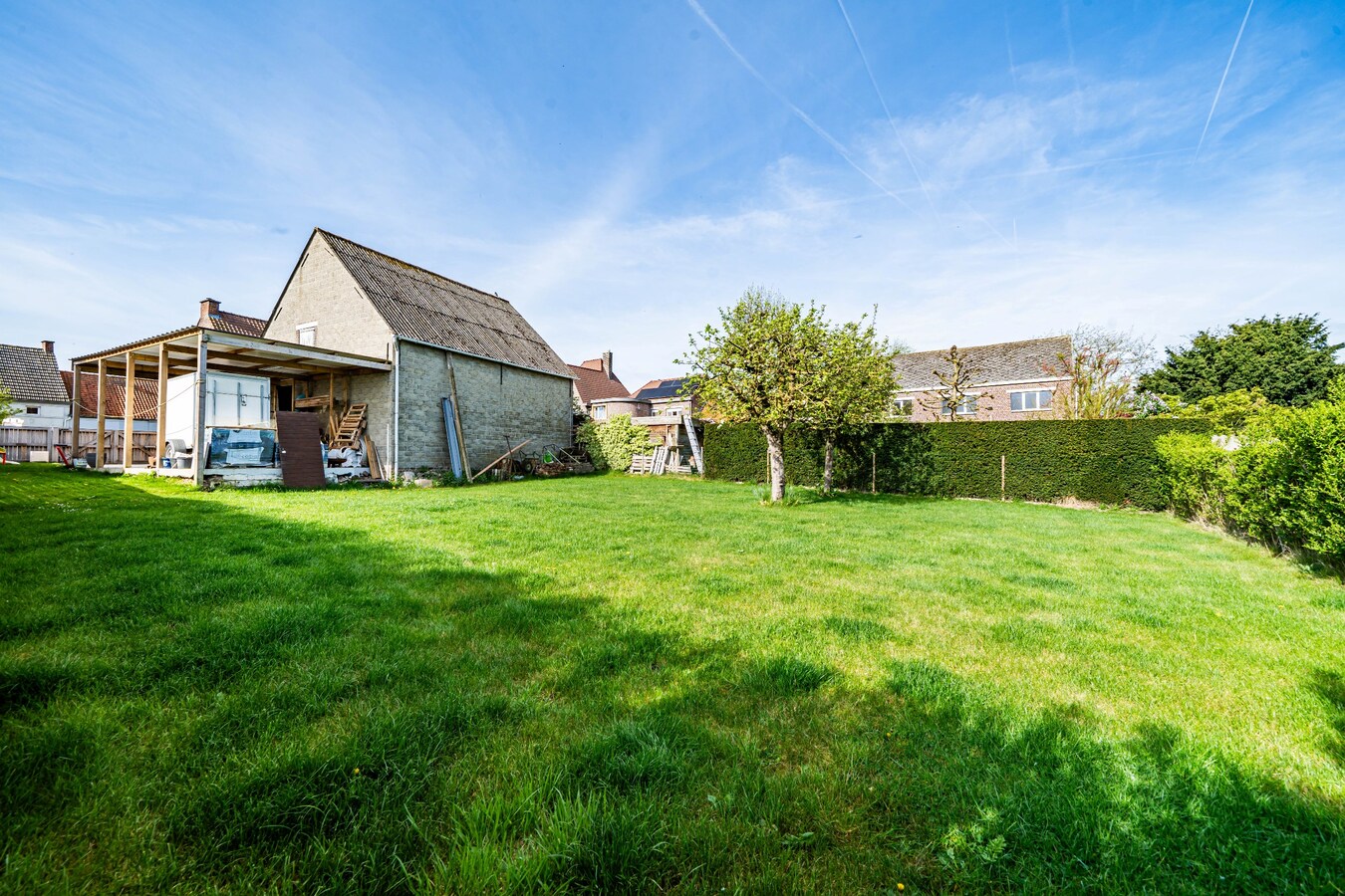 Gezinswoning met ruime opslagplaats en carport in het centrum van Ouwegem 