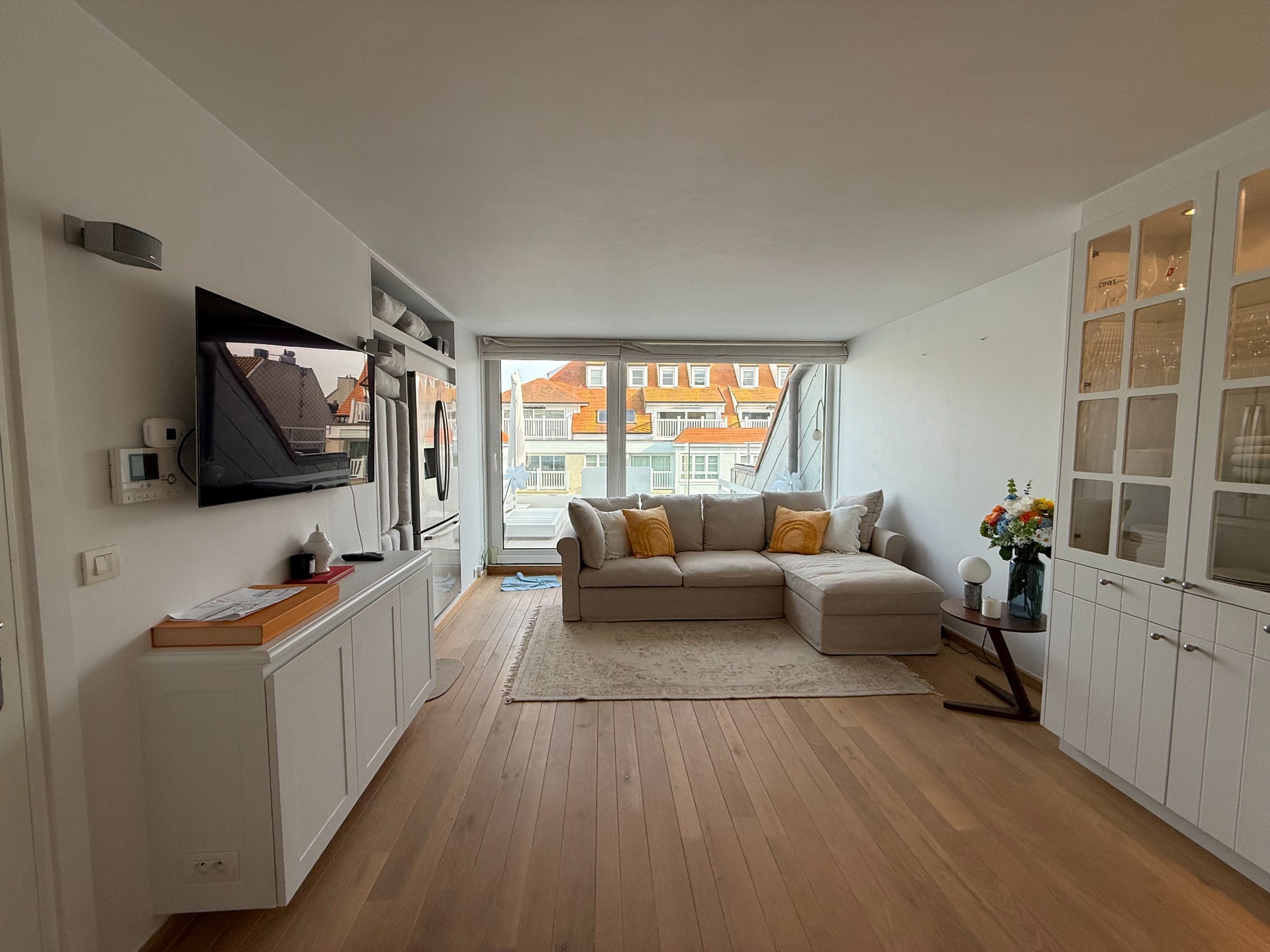 GEMEUBELD - UNIEKE PENTHOUSE met uitzonderlijk ruime terrassen gelegen op de DUMORTIERLAAN te Knokke. 