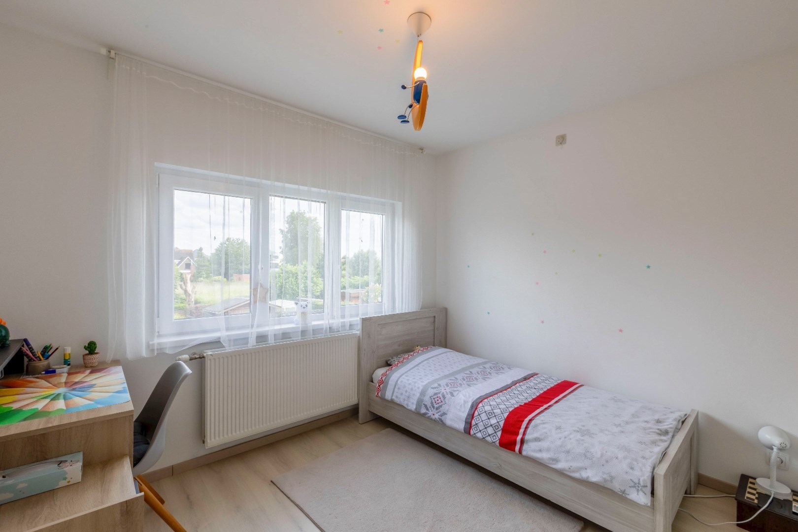 Gerenoveerde gezinswoning met 4 slpks en aangename tuin 