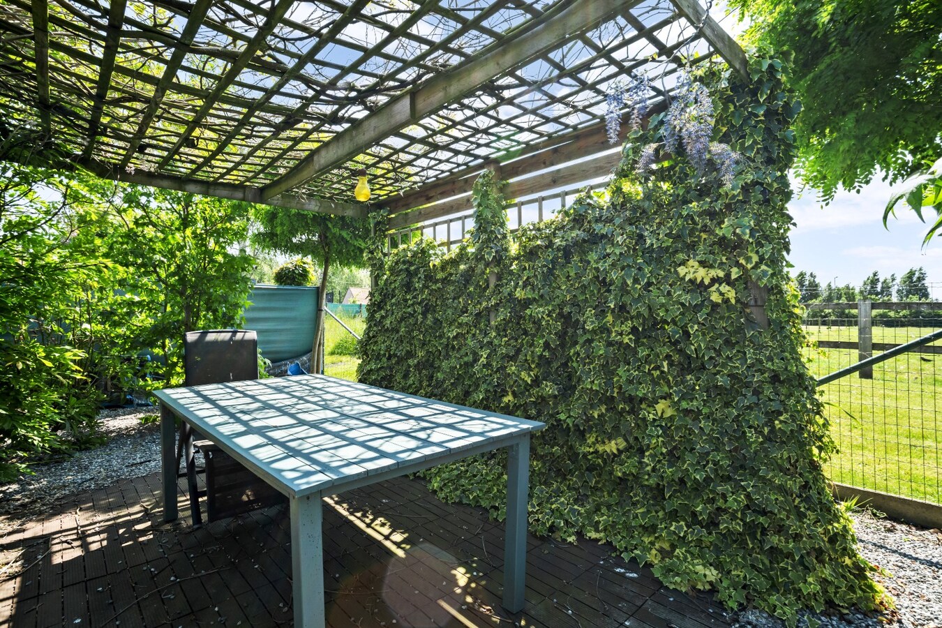 Centraal gelegen woning op uiterst ruim perceel van 1784 m² 