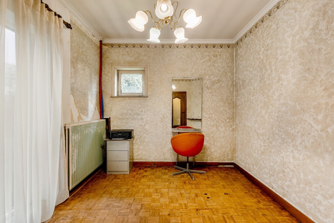 Op te knappen karakteristieke hoekwoning, 4 slpk, (EPC-label C) gelegen aan het Haspengouwse landschap. 