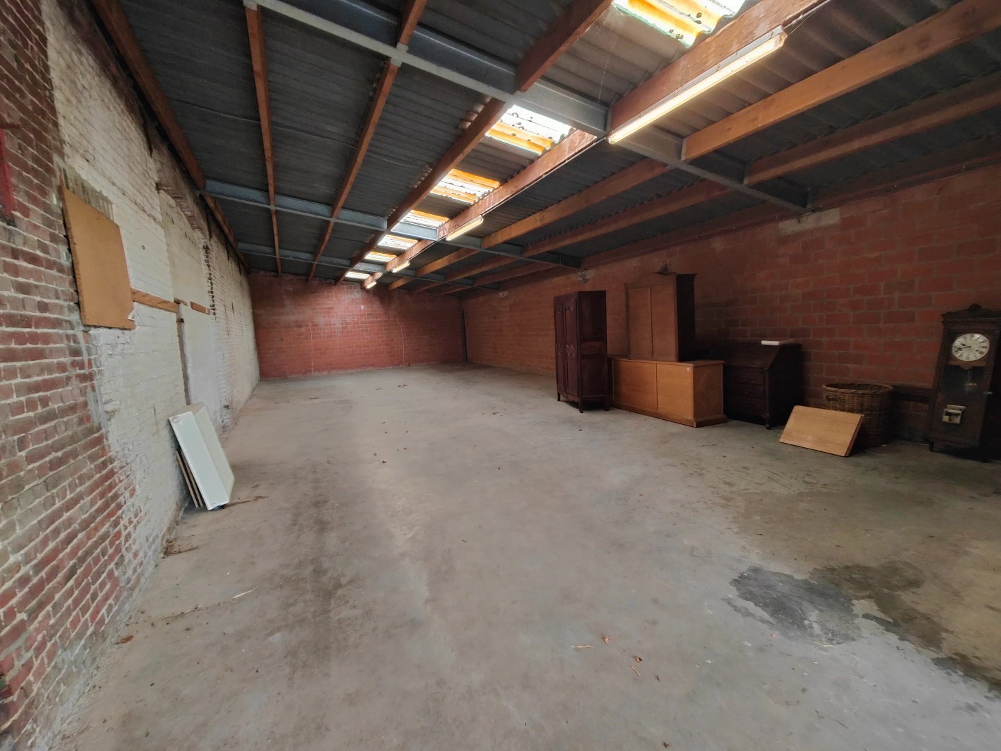 Opbergplaats + overdekte staanplaats met alle nodige voorzieningen 