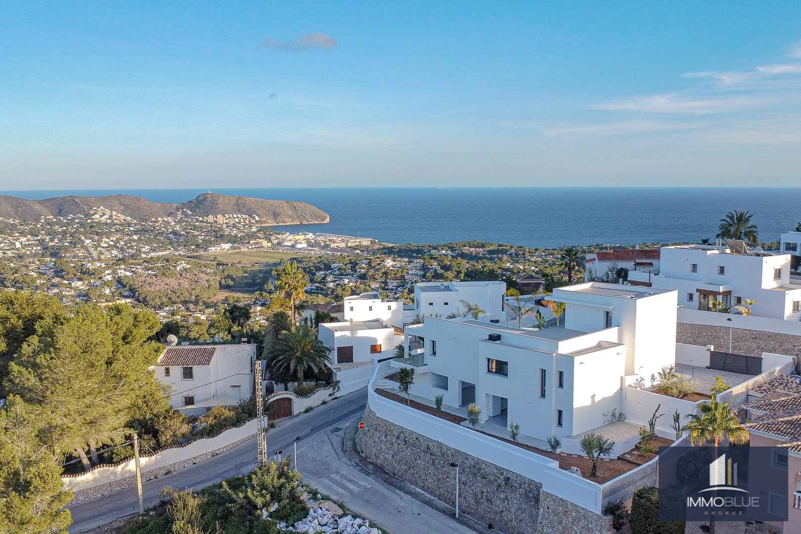 Villa nouvellement construite avec une orientation sud parfaite dans le cadre verdoyant de Moraira; 