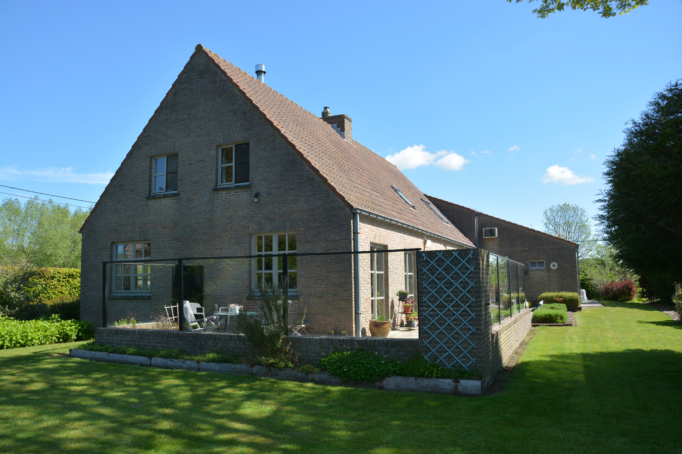 Uiterst rustig gelegen villa met kantoorruimte 