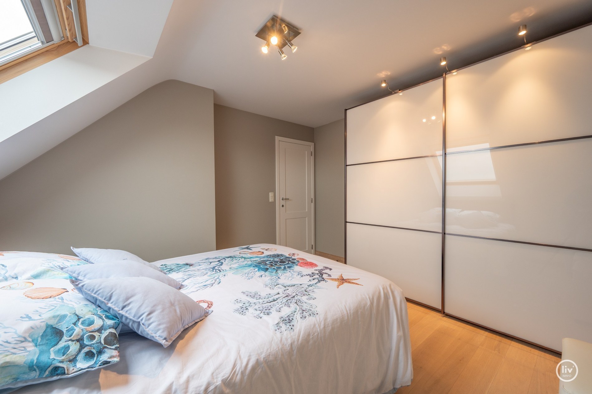 Appartement en duplex prêt à emménager à distance de marche de la digue Albertstrand et de l'avenue Lippens. 