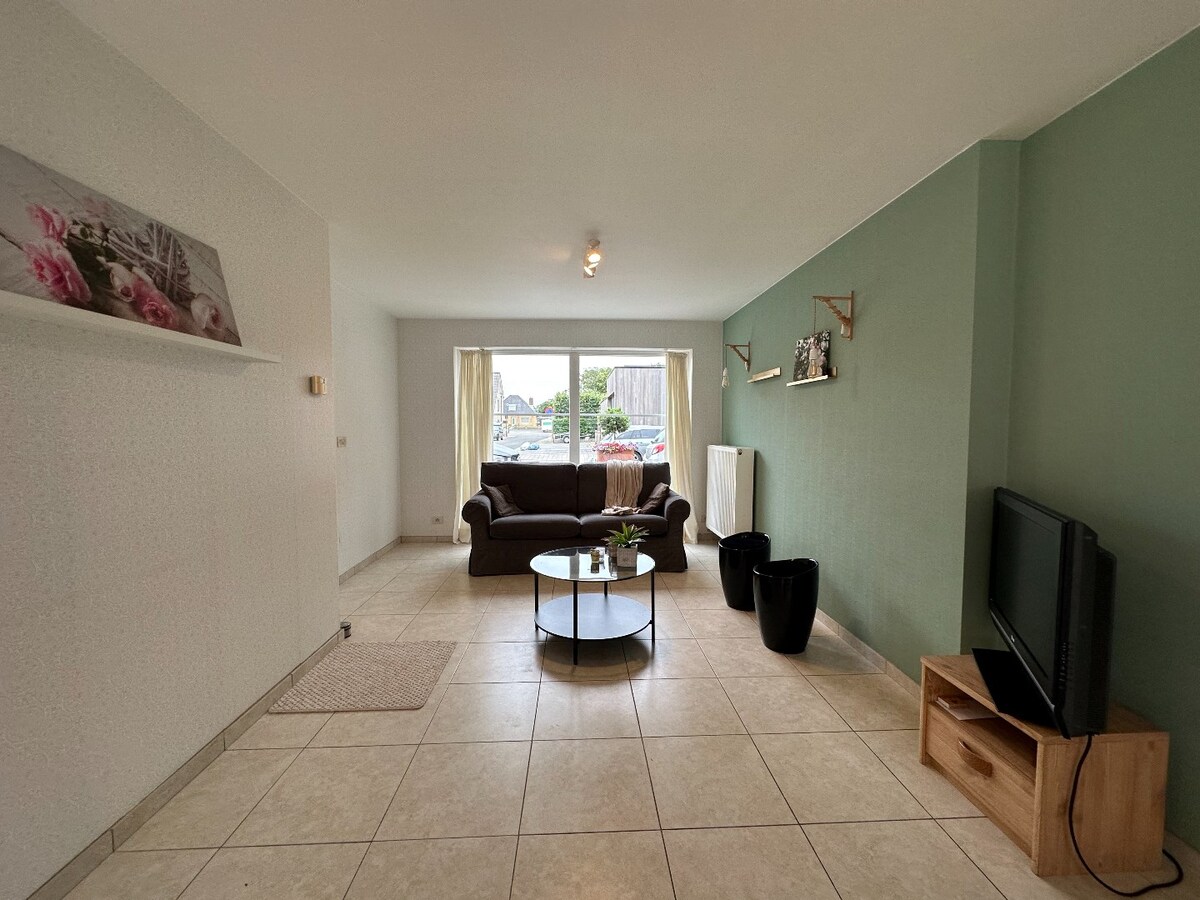 Centraal gelegen, lichtrijke woning met drie slaapkamers en garage 