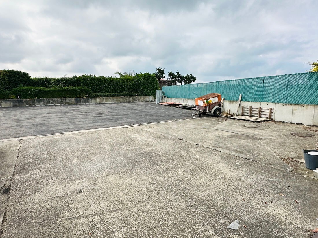 Ruim magazijn met kantoren met veel potentieel te Kuringen 